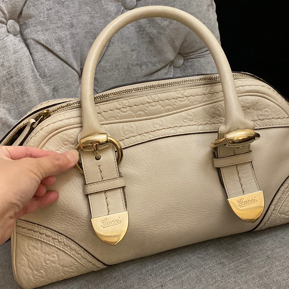 This listing is an excellently used Authentic Gucci vanilla Color satchel bag